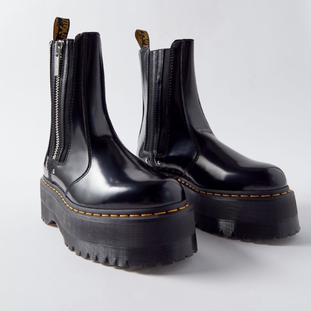 (SOLD)Brand new Dr. Martens Chelsea platform 🖤